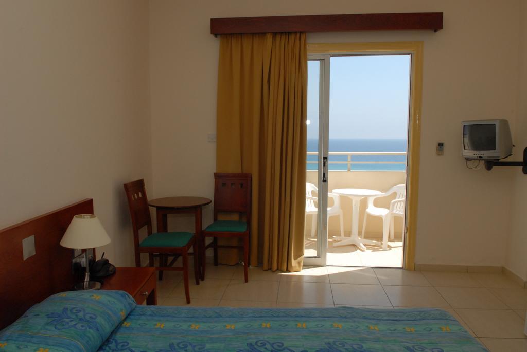 Iris Beach Hotel Protaras Ruang foto